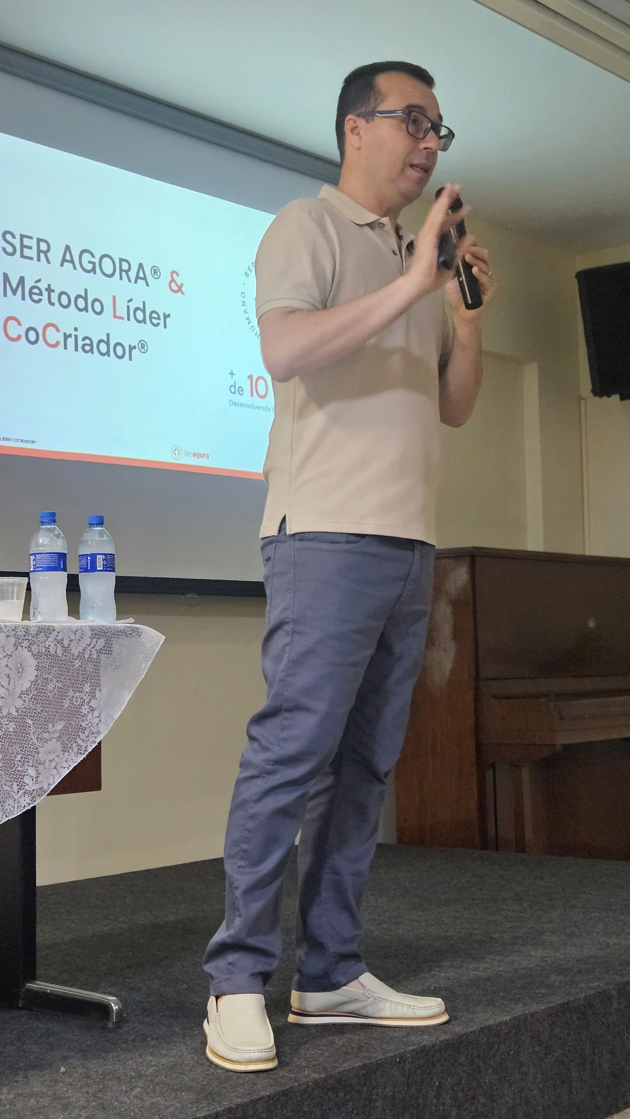 Gustavo Isaias interage com o público ao microfone