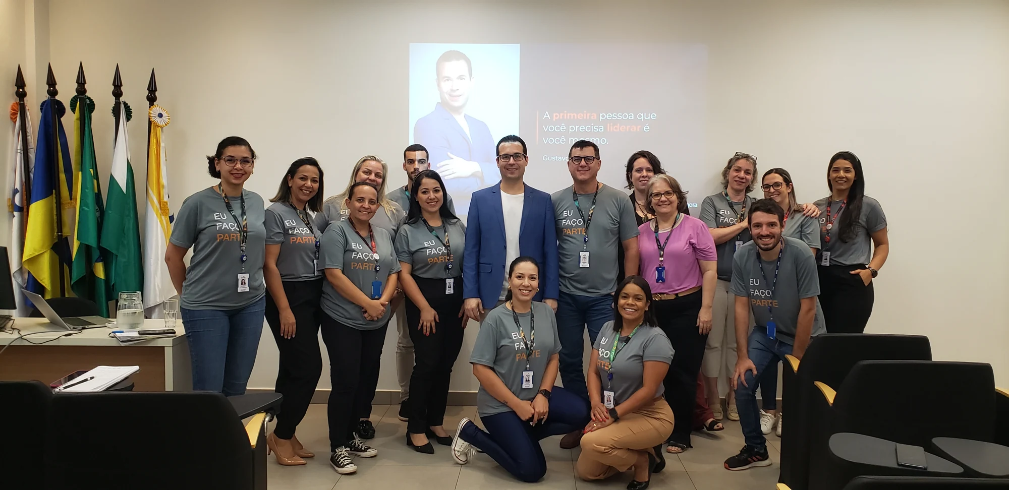 Equipe do Senac reunida com Gustavo Isaias, de blazer azul